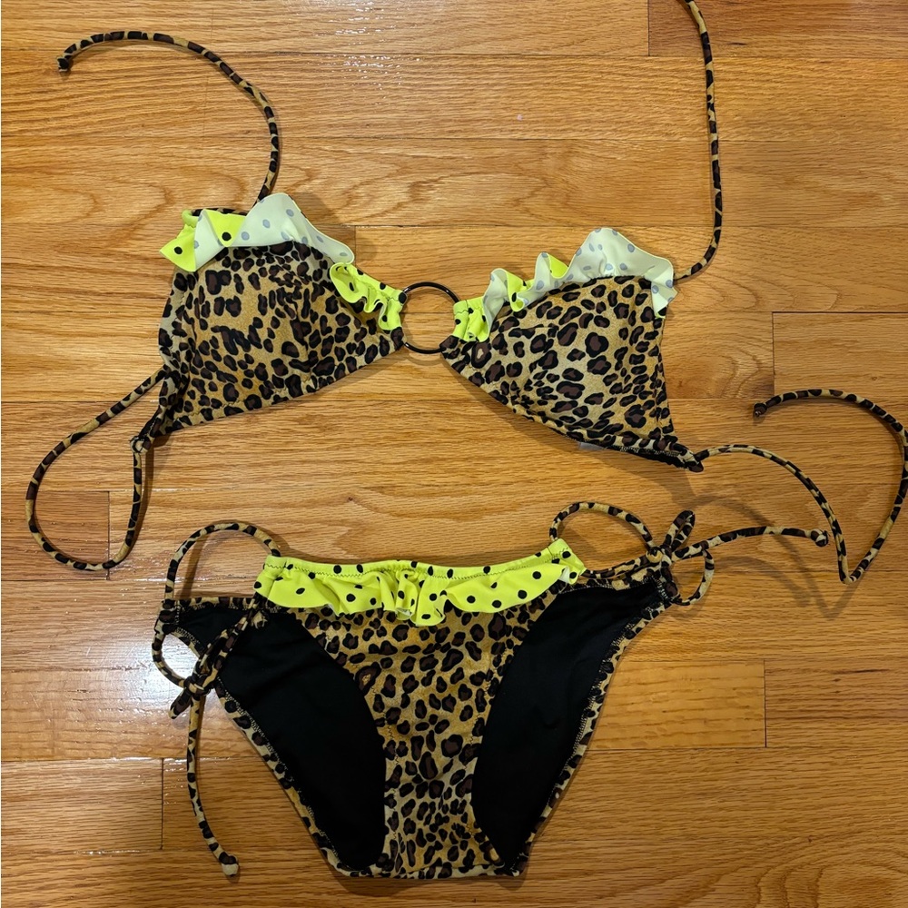 Adorable Victoria secret Bikini, tags removed but never worn. Like New!